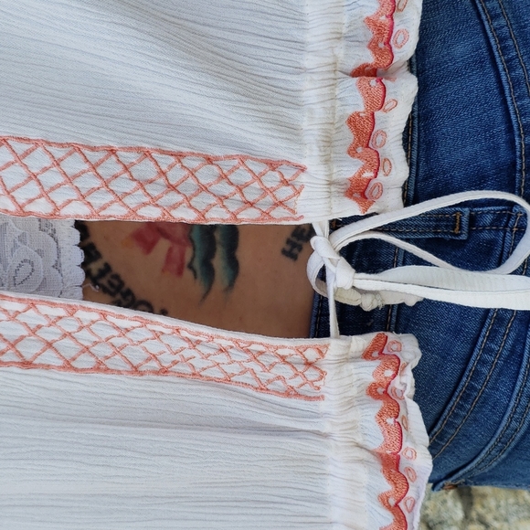 Rahi Cali white floral embroidered top - Picture 9 of 14